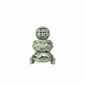 11 北宋汝窯天青釉鏤空蓮瓣薰爐